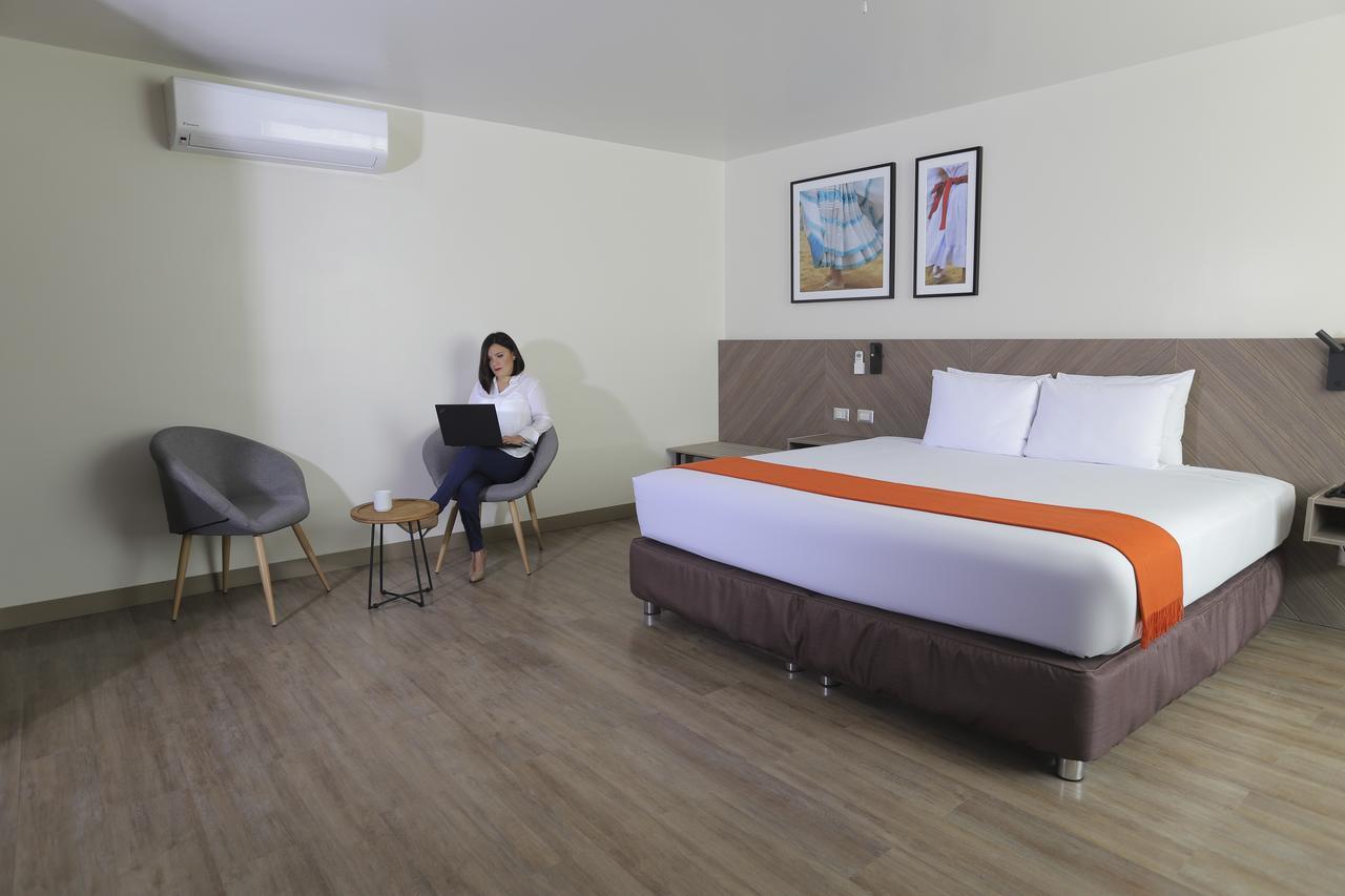 Casa Andina Standard Trujillo Plaza Hotel Exterior photo