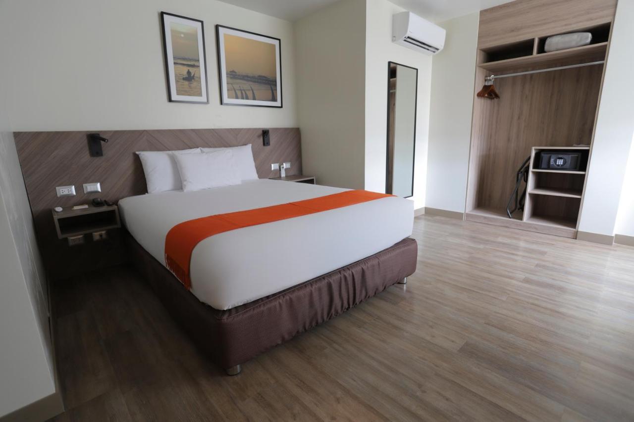 Casa Andina Standard Trujillo Plaza Hotel Exterior photo